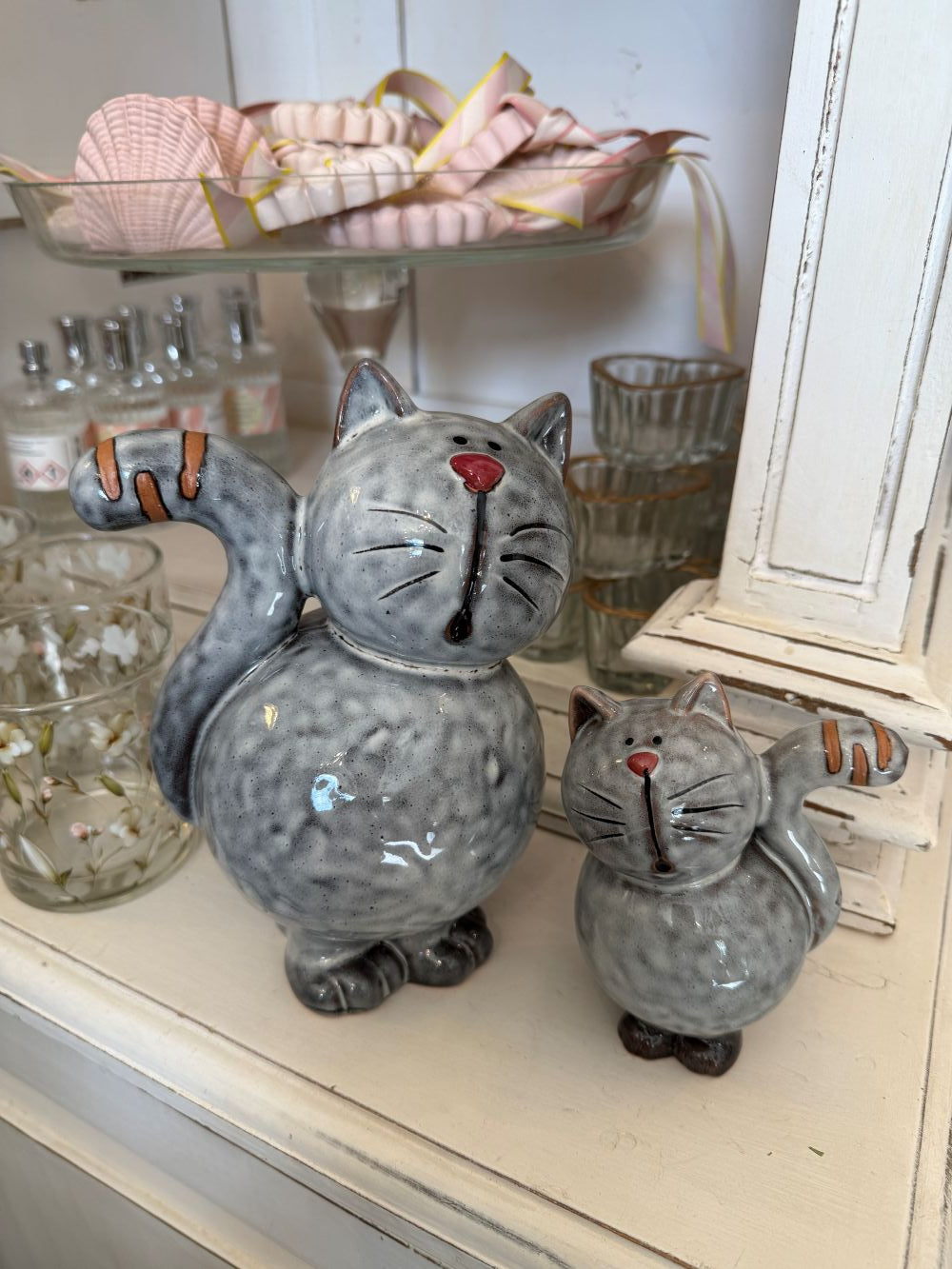 Duo de figurines chats décoratifs gris en terre cuite avec détails rosés, style charmant et poétique pour décoration romantique et shabby chic