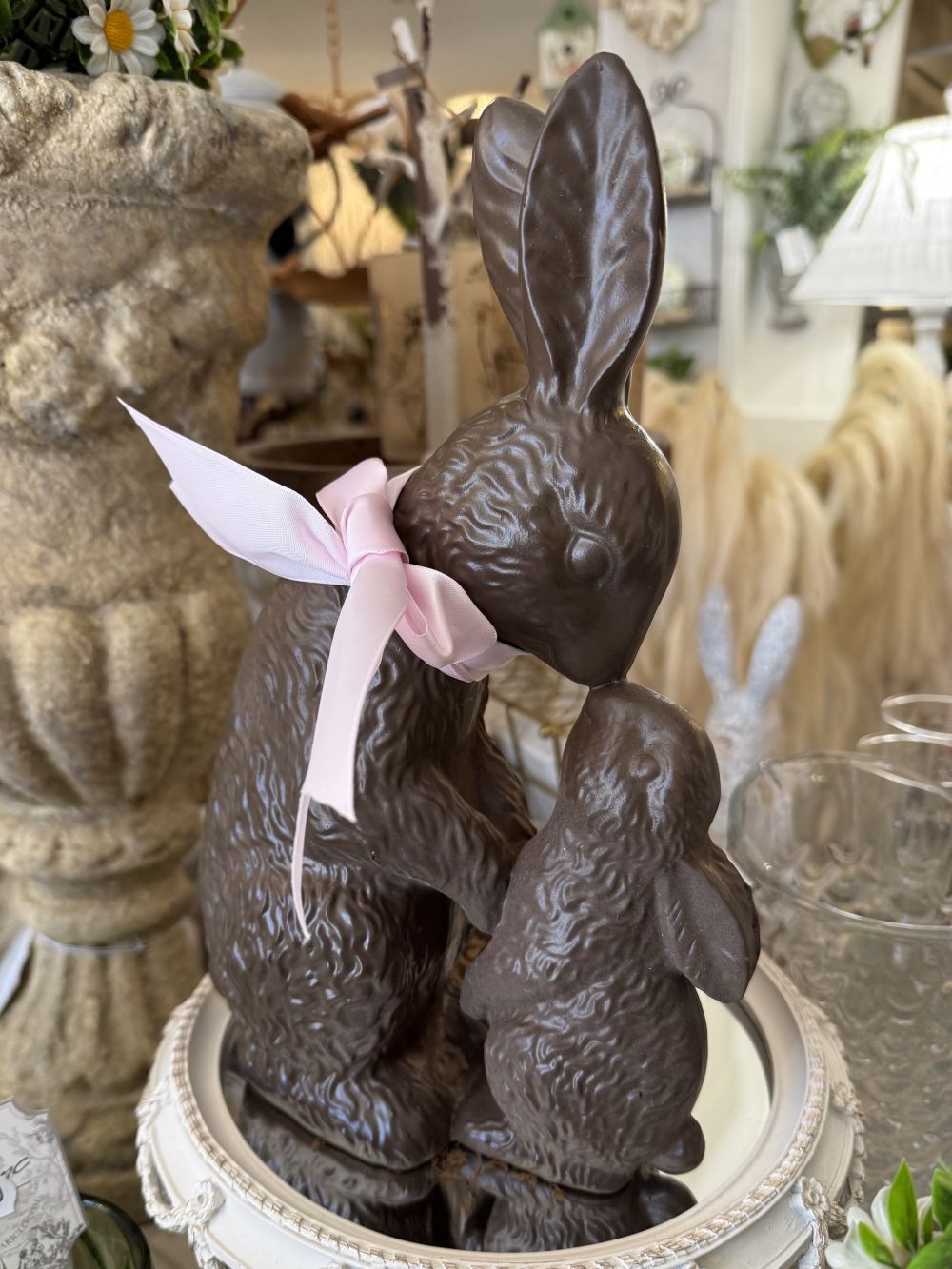 Figurine décorative lapin de 30 cm aux tons marron beige et blanc, décoration romantique et shabby chic, ambiance poétique et printanière pour intérieur de charme