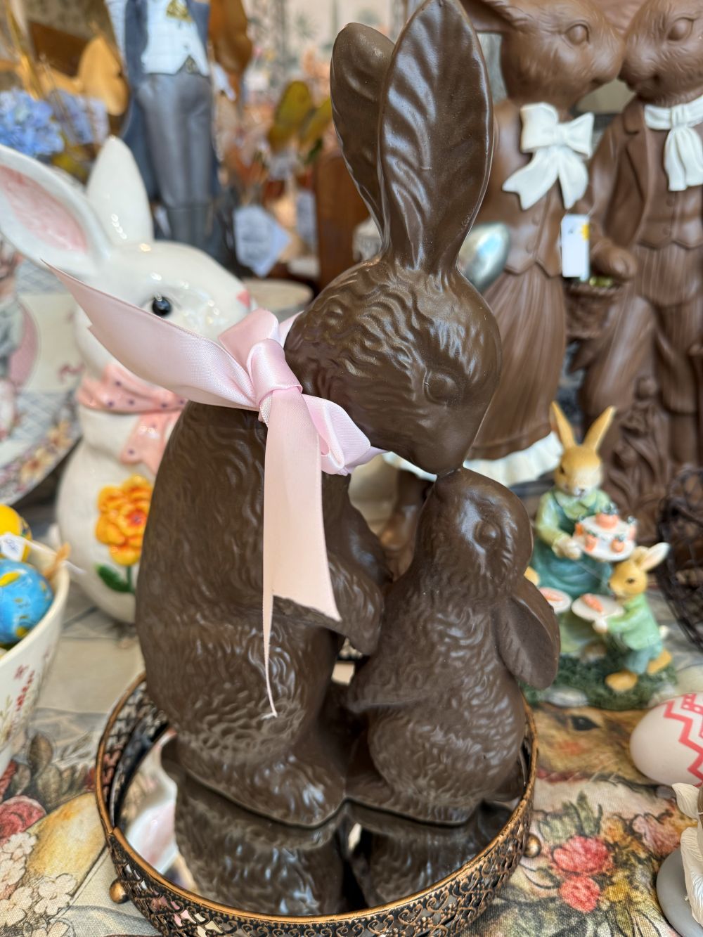 Figurine décorative lapin de 30 cm aux tons marron beige et blanc, décoration romantique et shabby chic, ambiance poétique et printanière pour intérieur de charme
