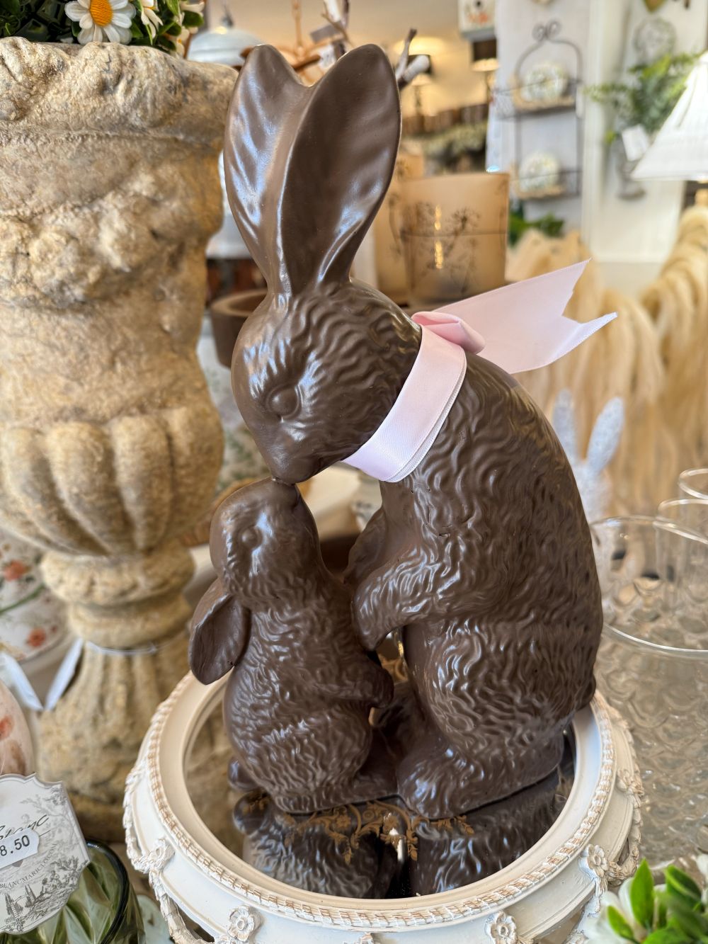 Figurine décorative lapin de 30 cm aux tons marron beige et blanc, décoration romantique et shabby chic, ambiance poétique et printanière pour intérieur de charme