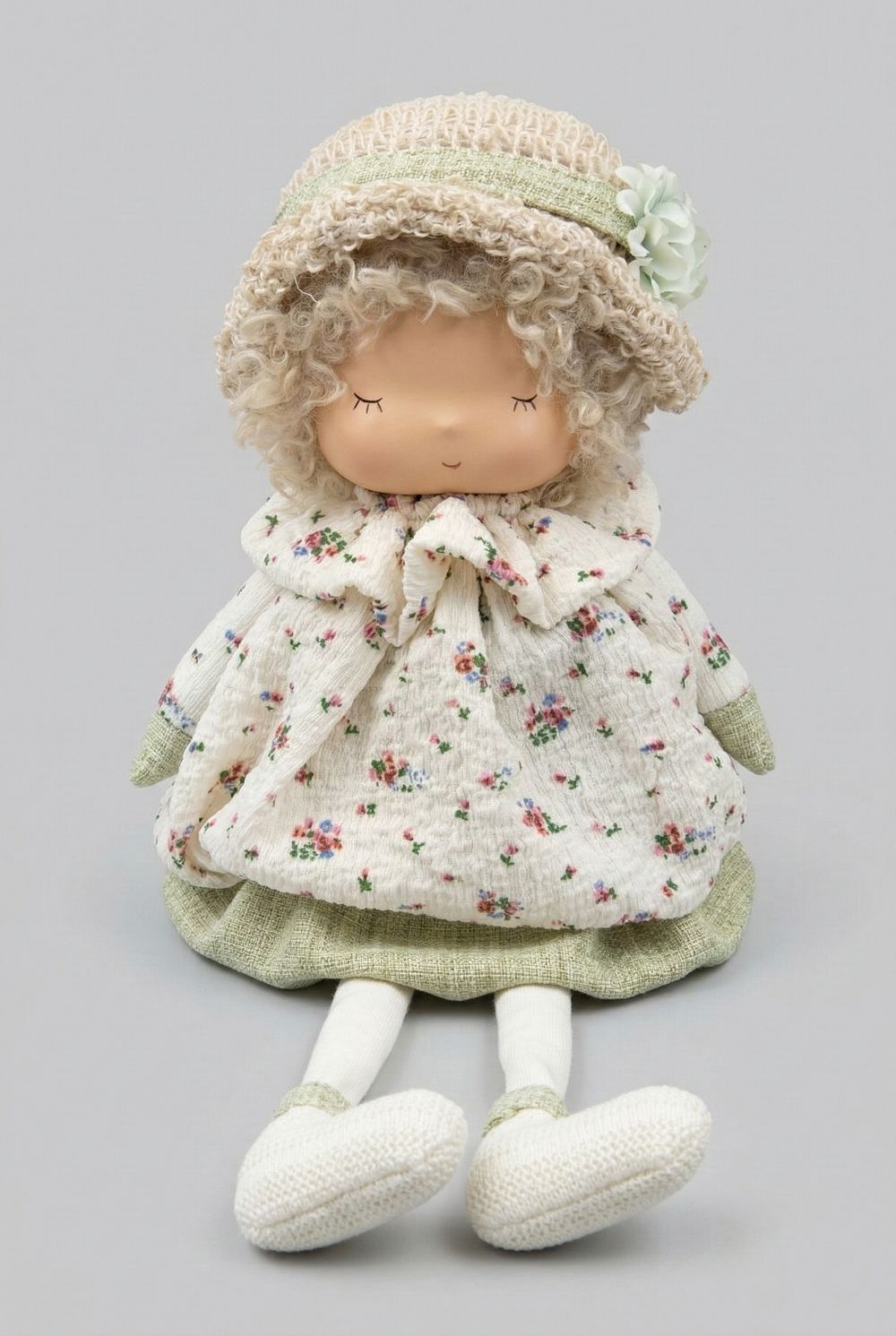 Poupée décorative romantique style shabby chic avec robe fleurie écrue et vert sauge, figurine poétique de printemps pour décoration de charme