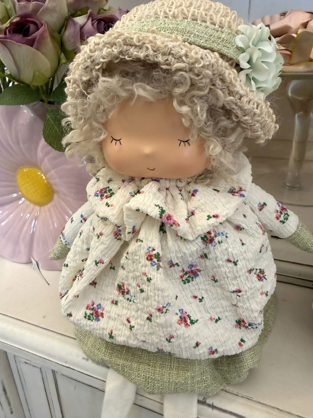 Poupée décorative romantique style shabby chic avec robe fleurie écrue et vert sauge, figurine poétique de printemps pour décoration de charme