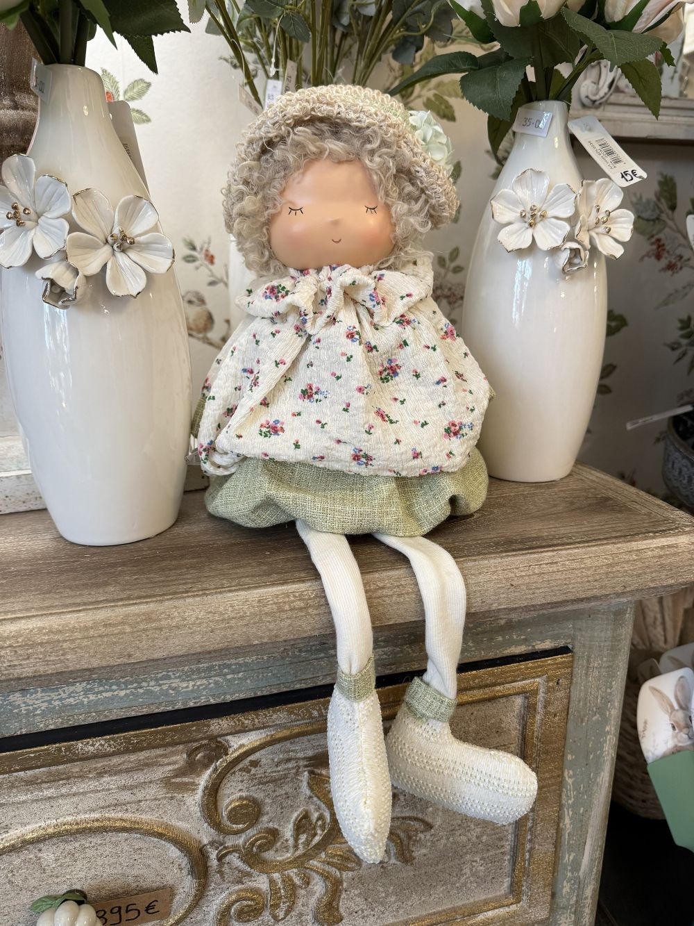 Poupée décorative romantique style shabby chic avec robe fleurie écrue et vert sauge, figurine poétique de printemps pour décoration de charme