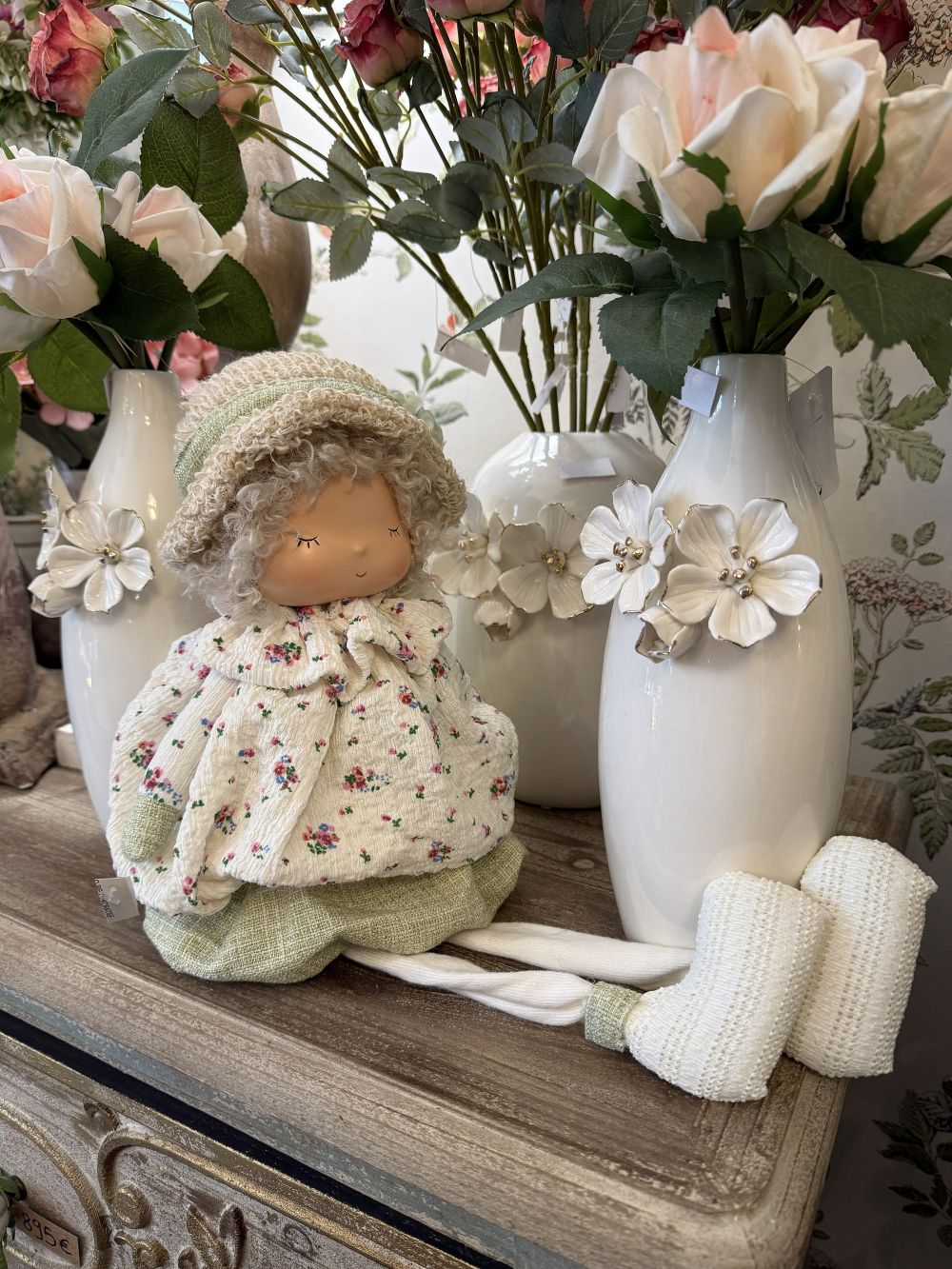 Poupée décorative romantique style shabby chic avec robe fleurie écrue et vert sauge, figurine poétique de printemps pour décoration de charme