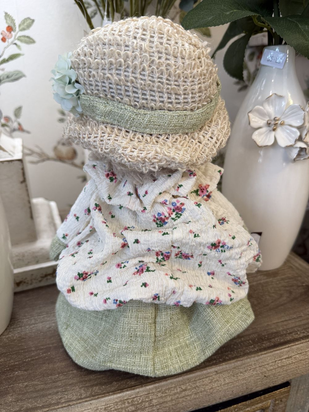Poupée décorative romantique style shabby chic avec robe fleurie écrue et vert sauge, figurine poétique de printemps pour décoration de charme