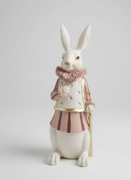 Statuette décorative lapin blanc avec collerette crème et détails dorés inspirée d’Alice au Pays des Merveilles – figurine décoration intérieure poétique