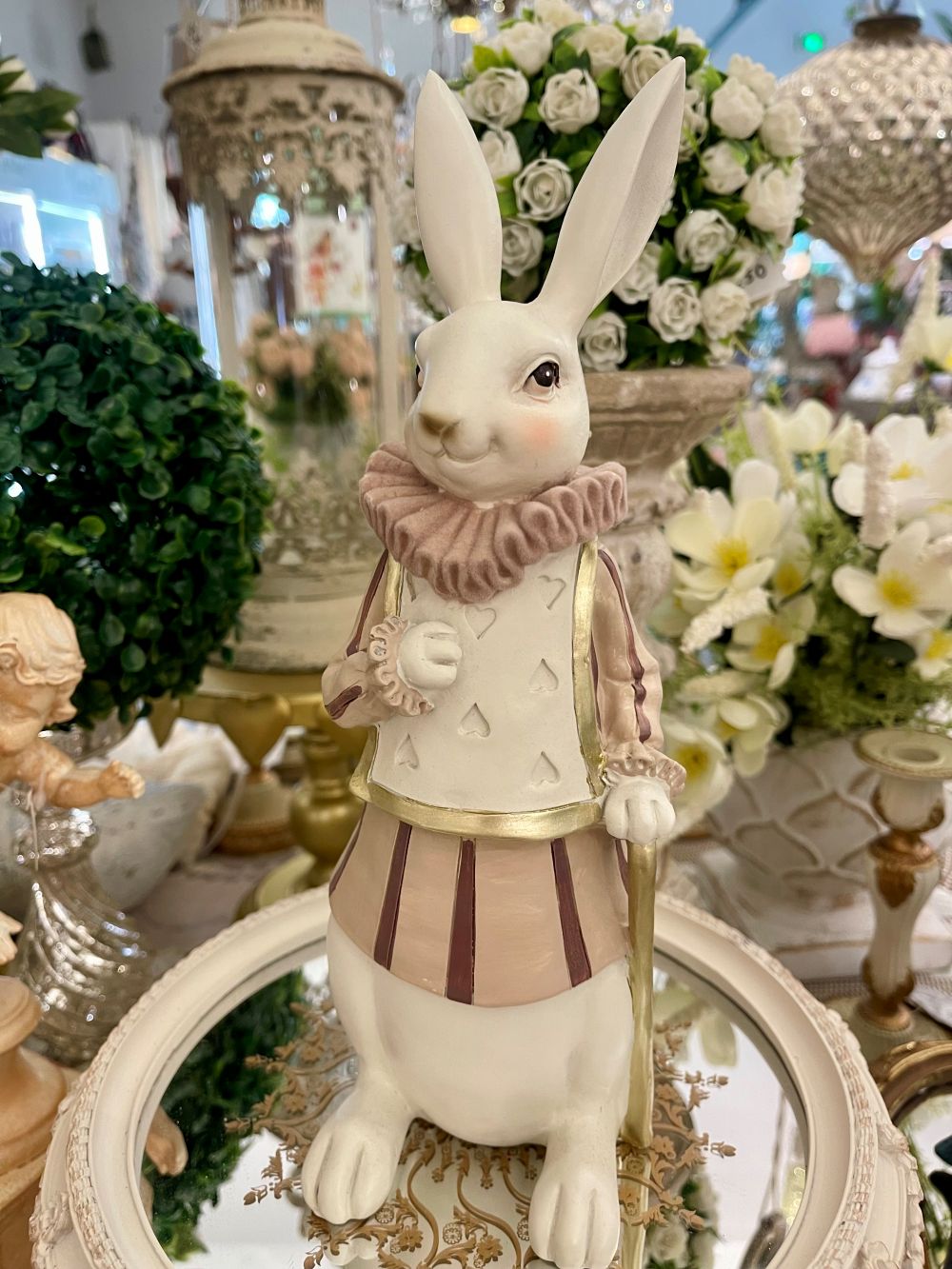 Statuette décorative lapin blanc avec collerette crème et détails dorés inspirée d’Alice au Pays des Merveilles – figurine décoration intérieure poétique