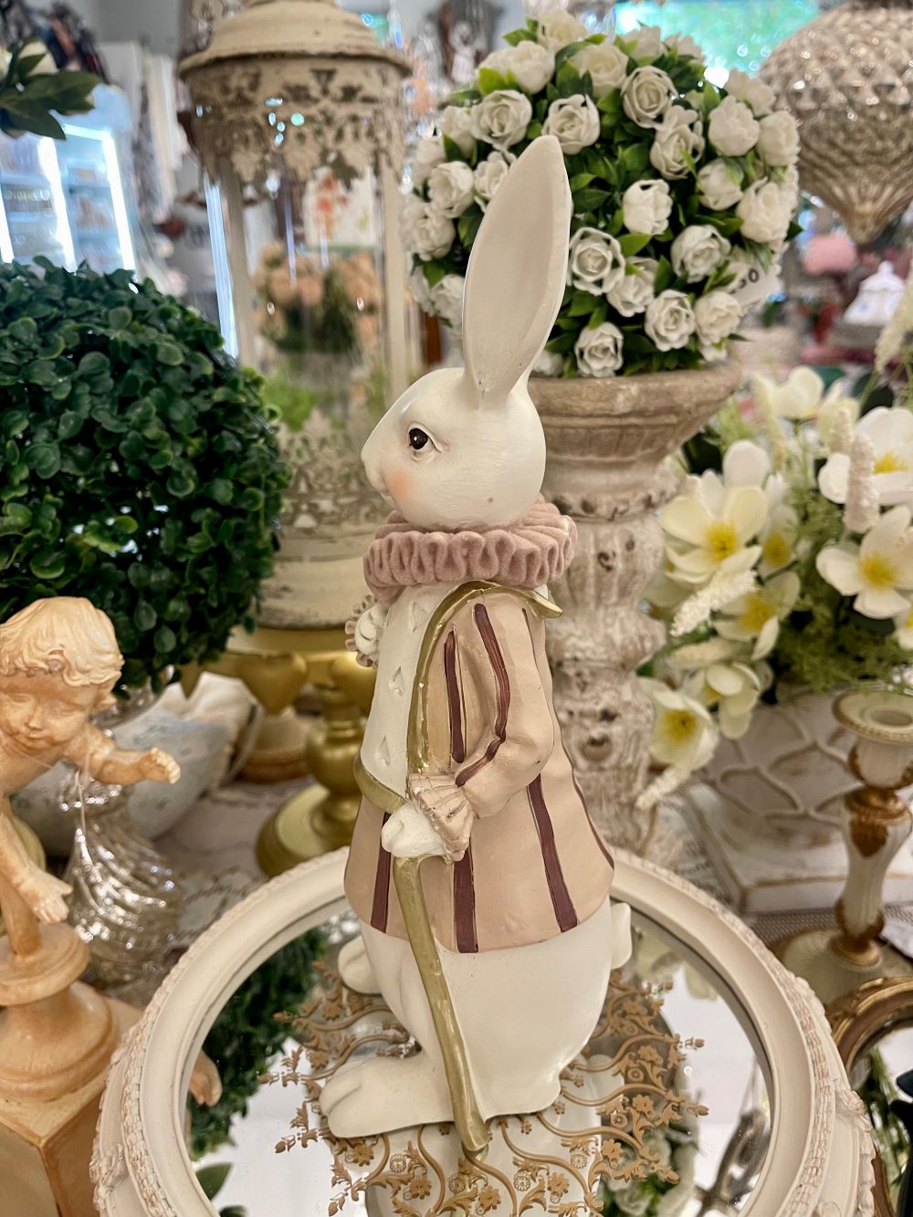 Statuette décorative lapin blanc avec collerette crème et détails dorés inspirée d’Alice au Pays des Merveilles – figurine décoration intérieure poétique