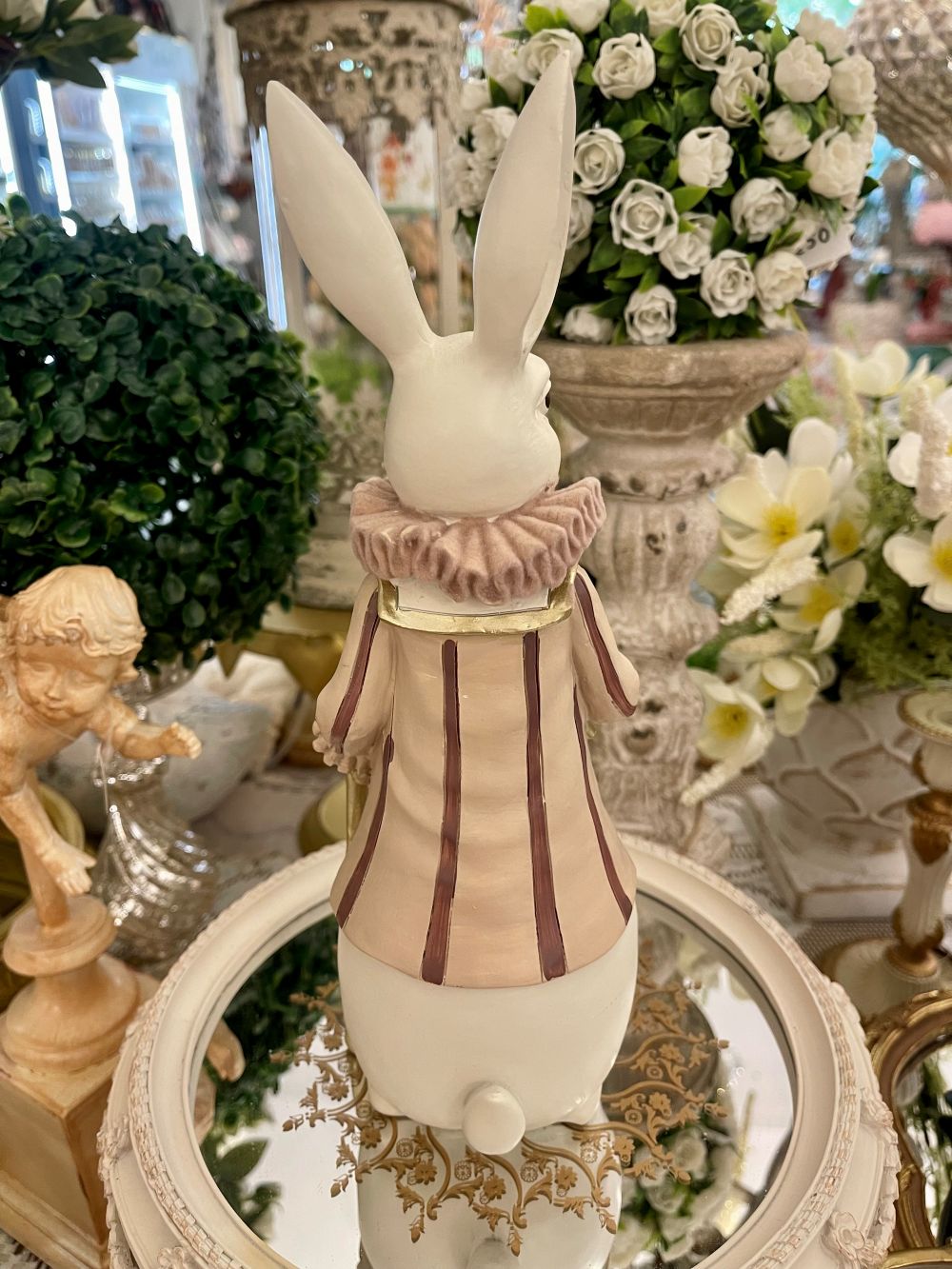 Statuette décorative lapin blanc avec collerette crème et détails dorés inspirée d’Alice au Pays des Merveilles – figurine décoration intérieure poétique