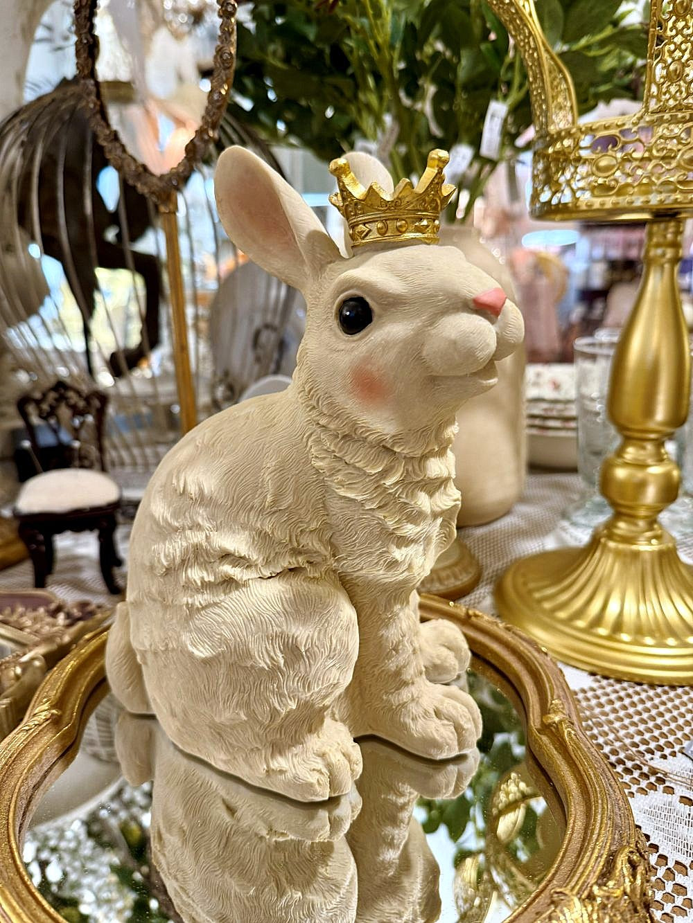 Figurines Prince Lapin Blanc posé élégamment décor shabby chic crème et blanc, ambiance romantique et féérique pour décoration intérieure.