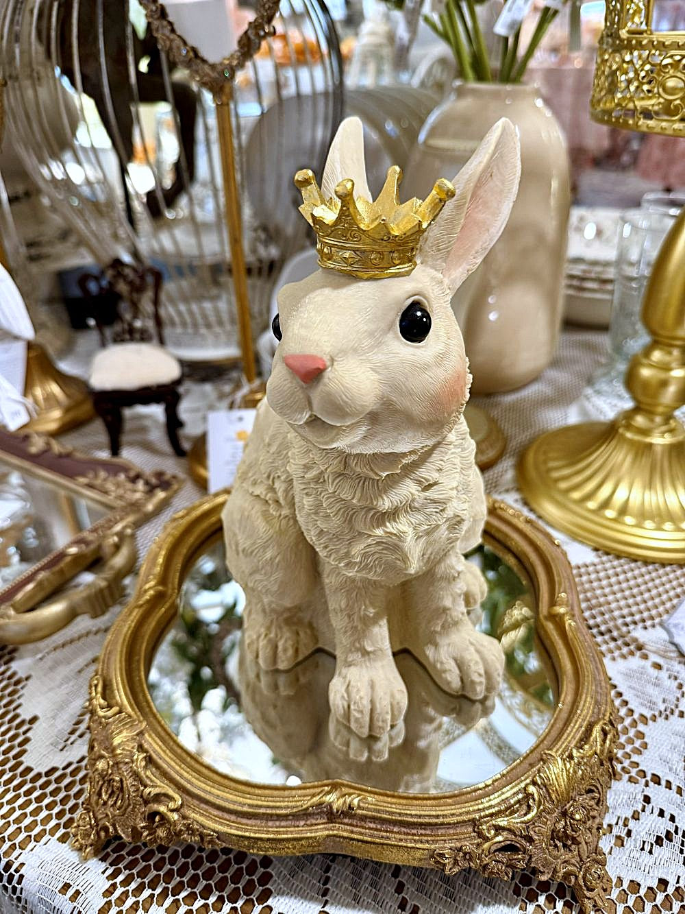 Figurines Prince Lapin Blanc posé élégamment décor shabby chic crème et blanc, ambiance romantique et féérique pour décoration intérieure.