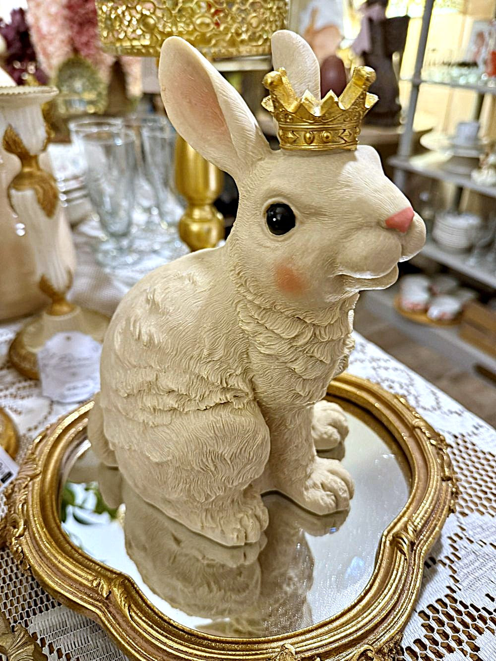 Figurines Prince Lapin Blanc posé élégamment décor shabby chic crème et blanc, ambiance romantique et féérique pour décoration intérieure.