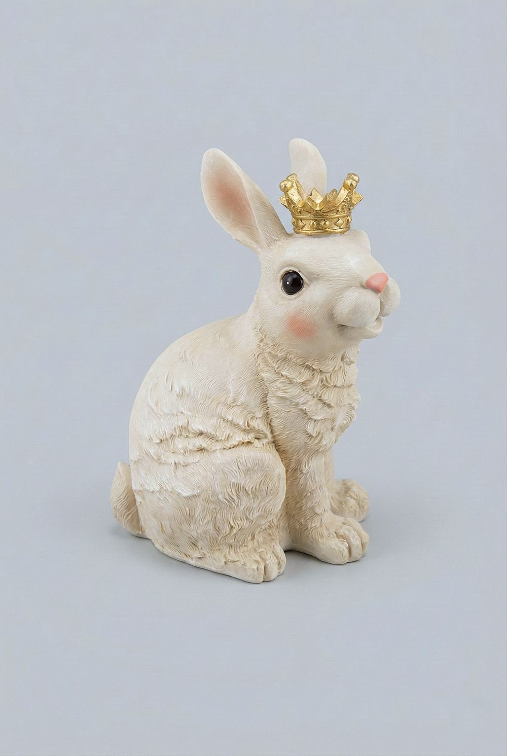 Figurines Prince Lapin Blanc posé élégamment décor shabby chic crème et blanc, ambiance romantique et féérique pour décoration intérieure.