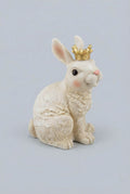 Figurines Prince Lapin Blanc posé élégamment décor shabby chic crème et blanc, ambiance romantique et féérique pour décoration intérieure.