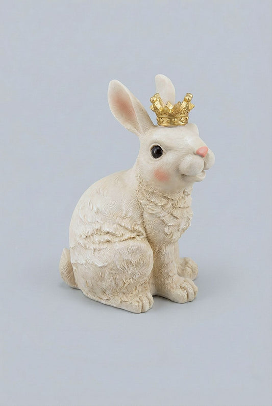 Figurines Prince Lapin Blanc posé élégamment décor shabby chic crème et blanc, ambiance romantique et féérique pour décoration intérieure.