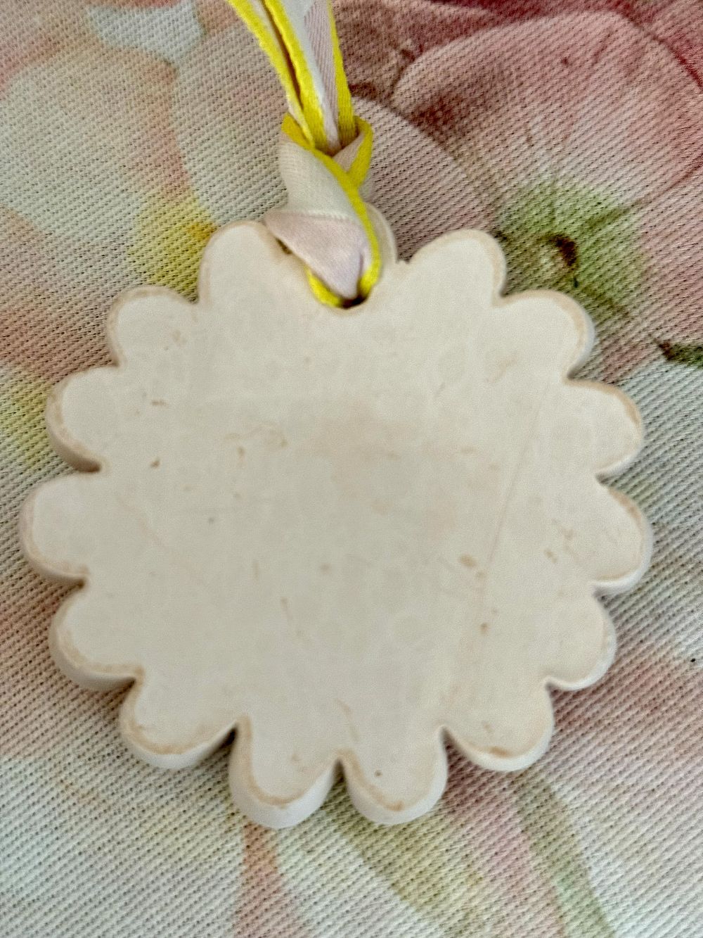 Suspension parfumée fleur blanche avec ruban rose dans une ambiance shabby chic romantique, idéale pour parfumer une chambre, un dressing ou une salle de bain de charme