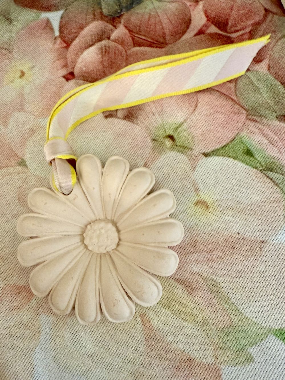 Suspension parfumée fleur blanche avec ruban rose dans une ambiance shabby chic romantique, idéale pour parfumer une chambre, un dressing ou une salle de bain de charme
