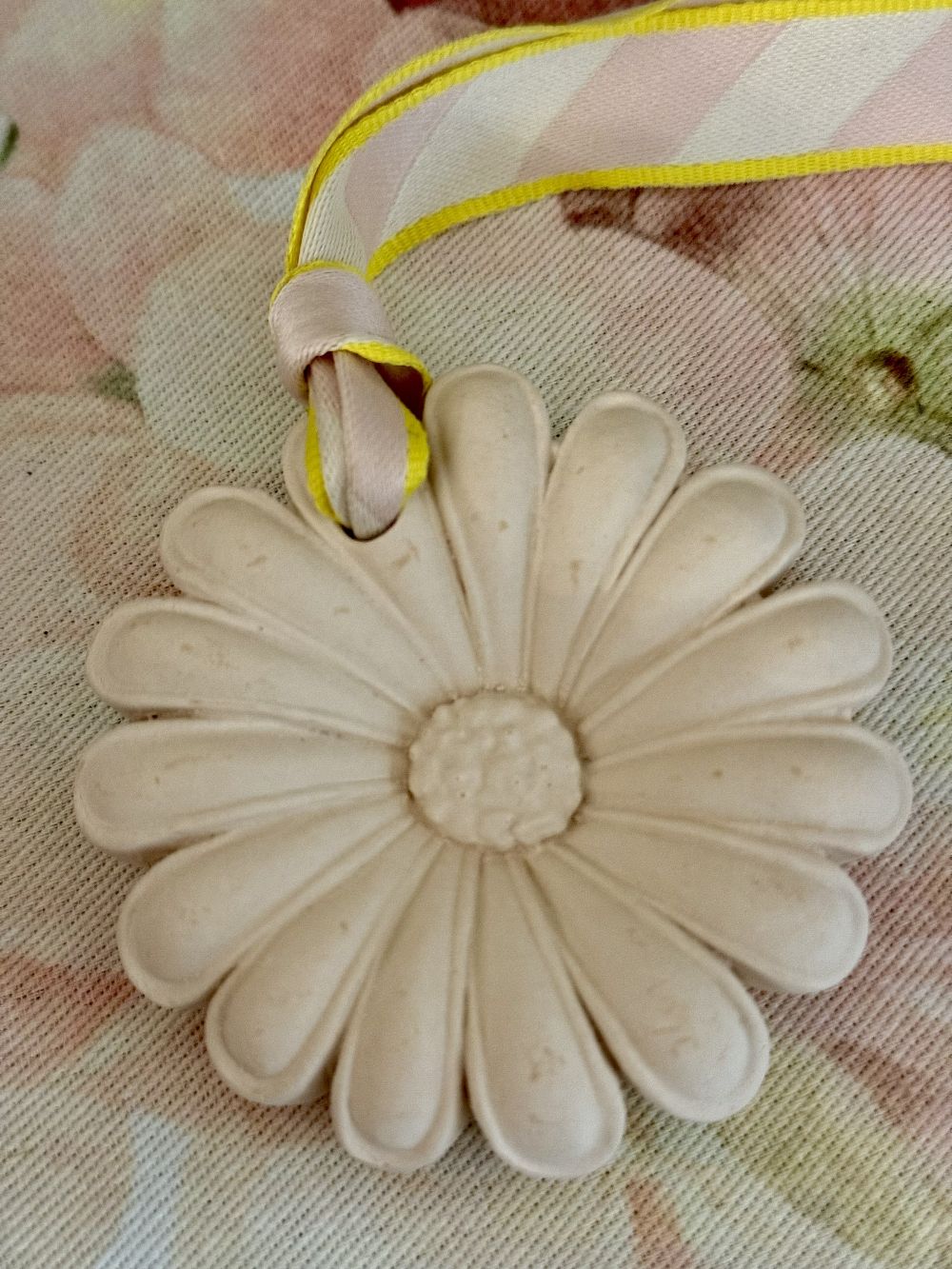 Suspension parfumée fleur blanche avec ruban rose dans une ambiance shabby chic romantique, idéale pour parfumer une chambre, un dressing ou une salle de bain de charme
