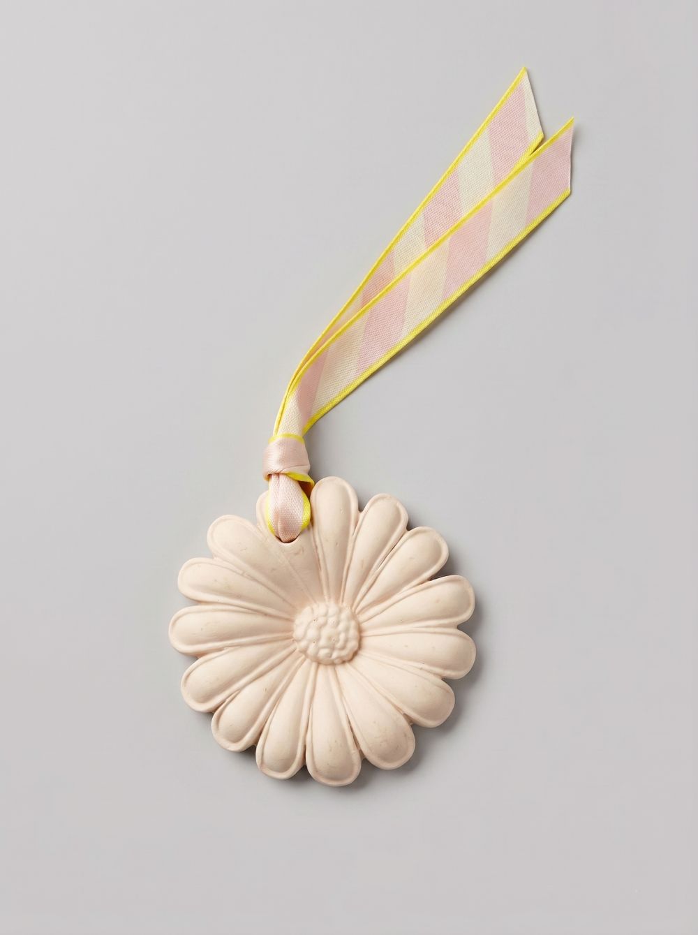 Suspension parfumée fleur blanche avec ruban rose dans une ambiance shabby chic romantique, idéale pour parfumer une chambre, un dressing ou une salle de bain de charme