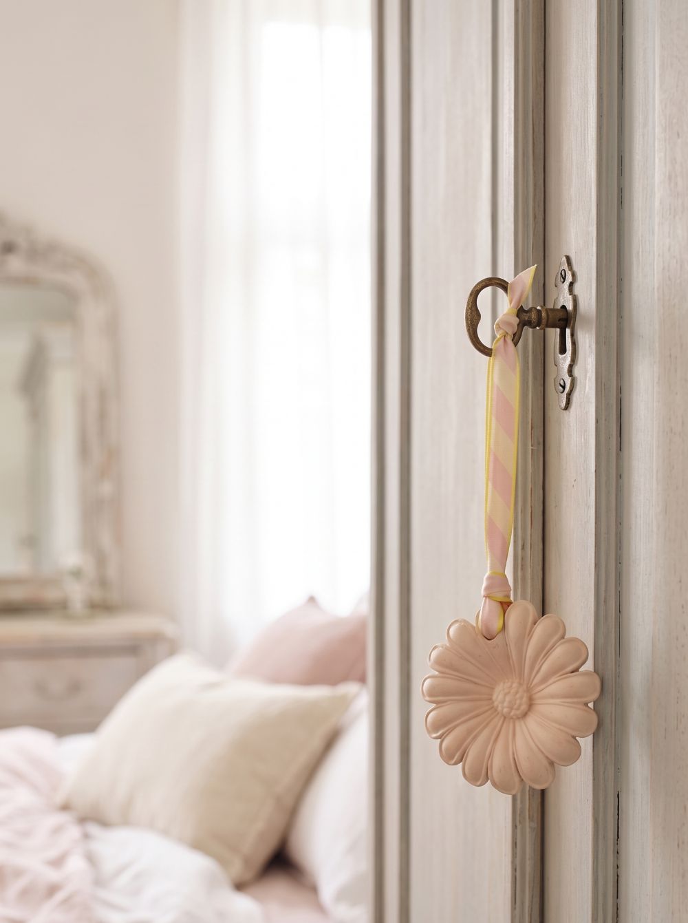 Suspension parfumée fleur blanche avec ruban rose dans une ambiance shabby chic romantique, idéale pour parfumer une chambre, un dressing ou une salle de bain de charme