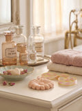 Suspension parfumée fleur blanche avec ruban rose dans une ambiance shabby chic romantique, idéale pour parfumer une chambre, un dressing ou une salle de bain de charme