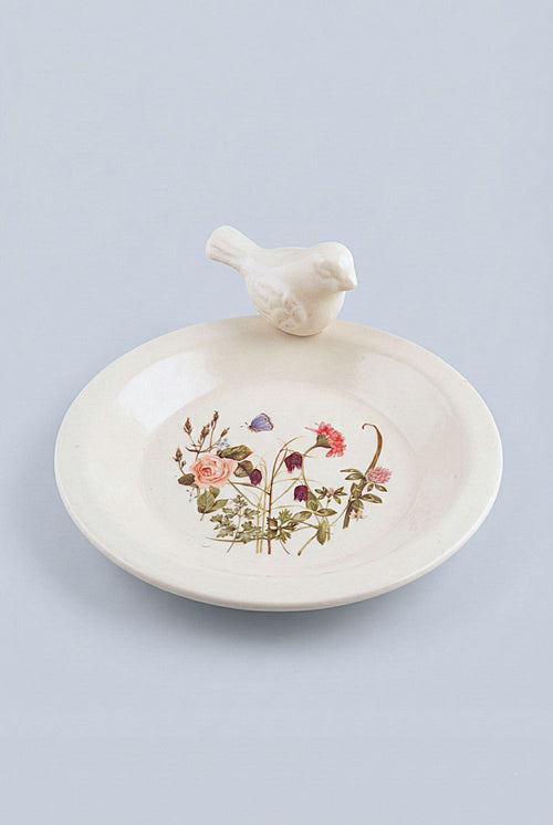 Fontaine décorative en céramique avec oiseau et fleurs sauvages, style champêtre et shabby chic, teintes blanc cassé, rose doux et vert naturel
