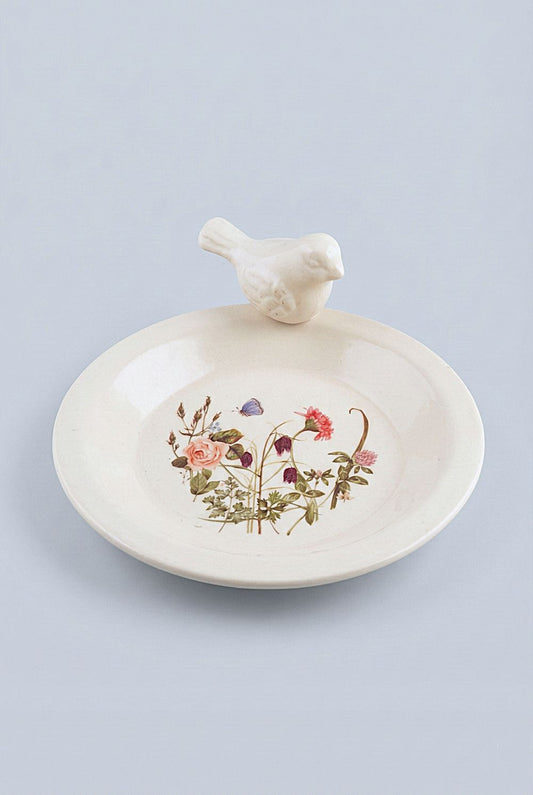 Fontaine décorative en céramique avec oiseau et fleurs sauvages, style champêtre et shabby chic, teintes blanc cassé, rose doux et vert naturel