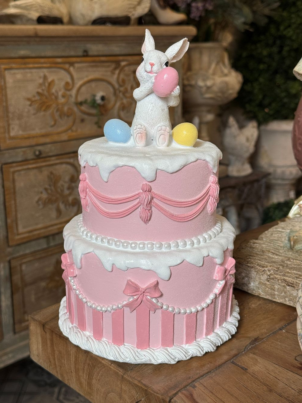 Gâteau décoratif Lapin de Pâques 28 cm rose poudré et blanc, accessoire de décoration romantique shabby chic pour ambiance féérique de printemps