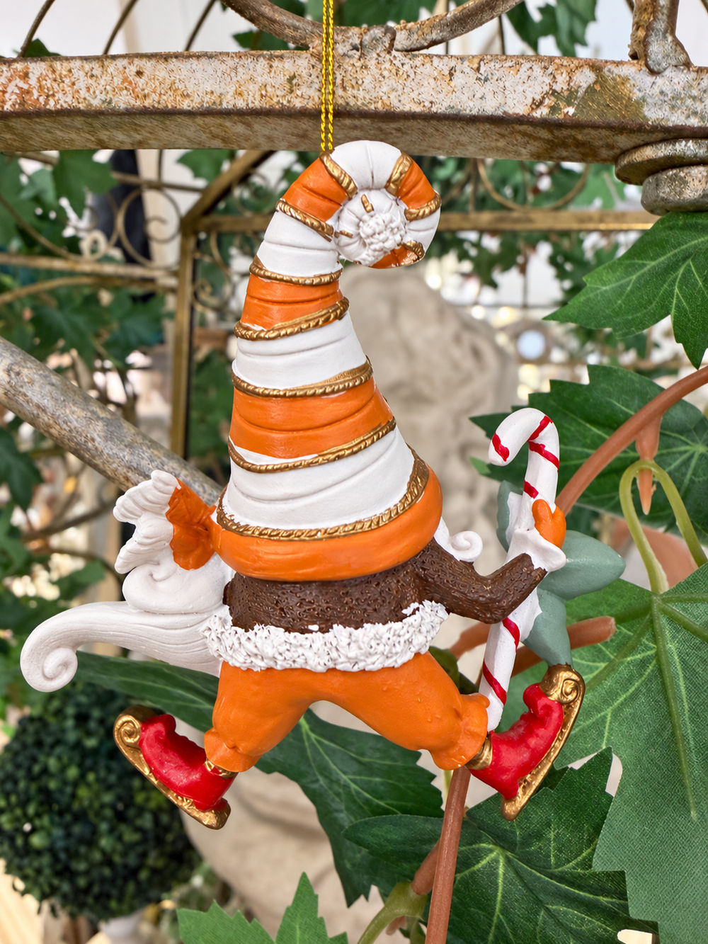 Gnome de Noël à suspendre avec bonnet rayé orange et blanc et souliers rouges, vue de dos