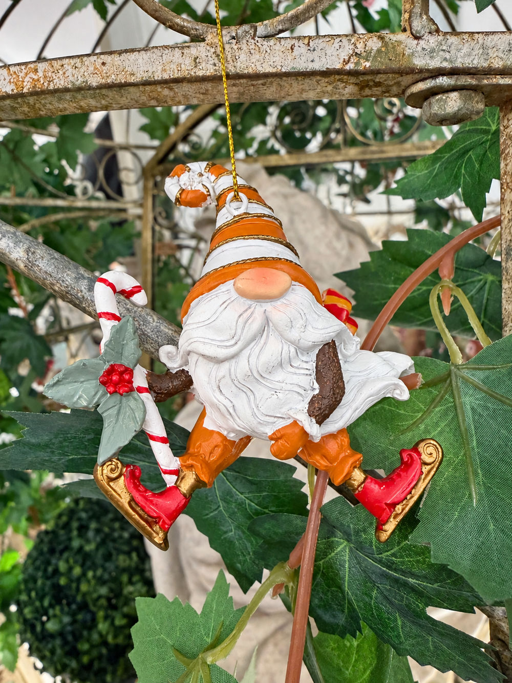 Gnome de Noël à suspendre orange, blanc et rouge avec bonnet rayé et canne festive, vue de face