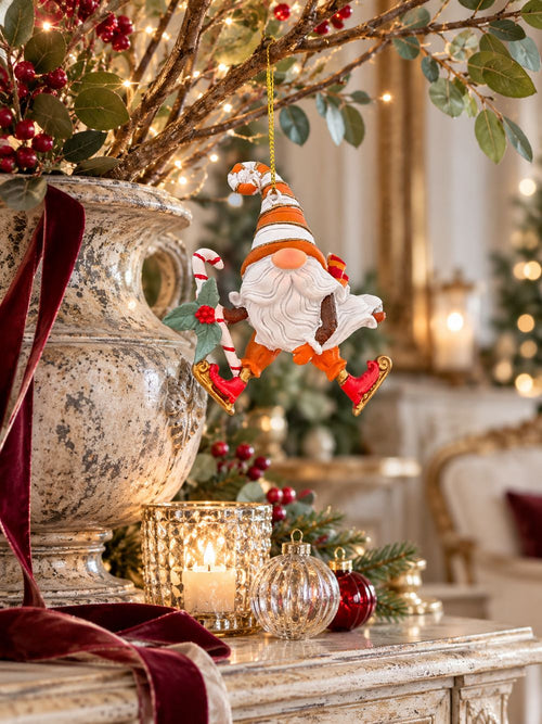 Gnome de Noël à suspendre sur une branche décorative dans un vase ancien