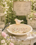 Grande coupelle fleurie de 26 cm avec petit oiseau décoratif, idéale comme mangeoire ou abreuvoir dans un jardin romantique de style shabby chic