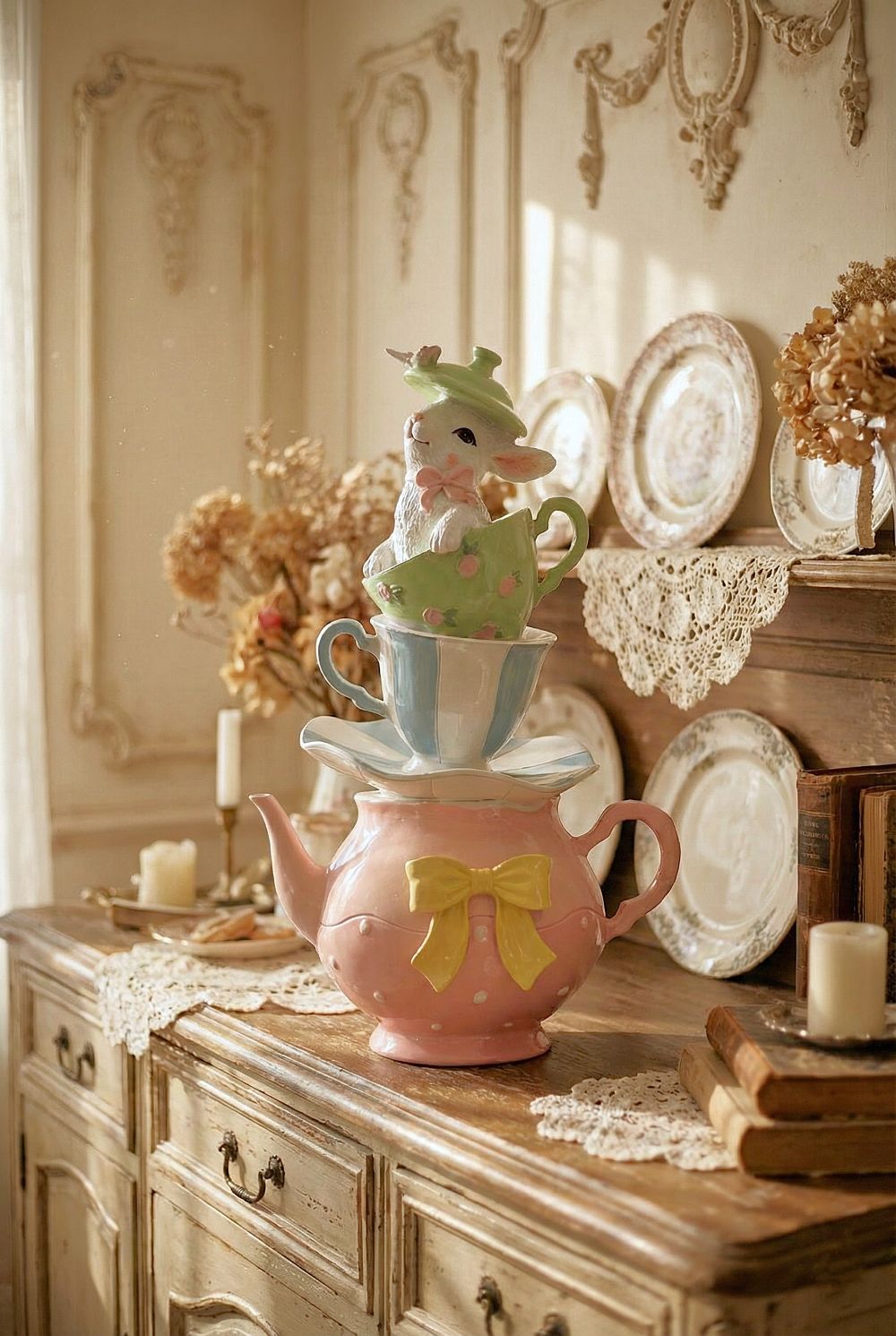 Grande théière décorative rose avec tasses empilées et lapin, tons pastel vert et bleu, style shabby chic romantique et féérique, décoration poétique de charme