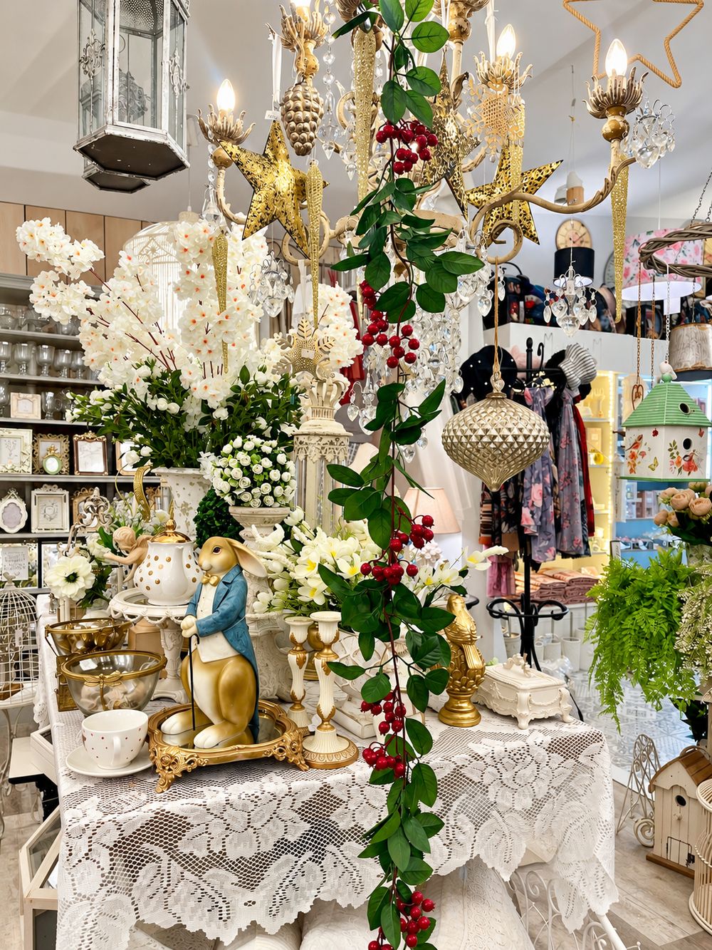 Vue d’ensemble de la guirlande de baies rouges suspendue dans la boutique.