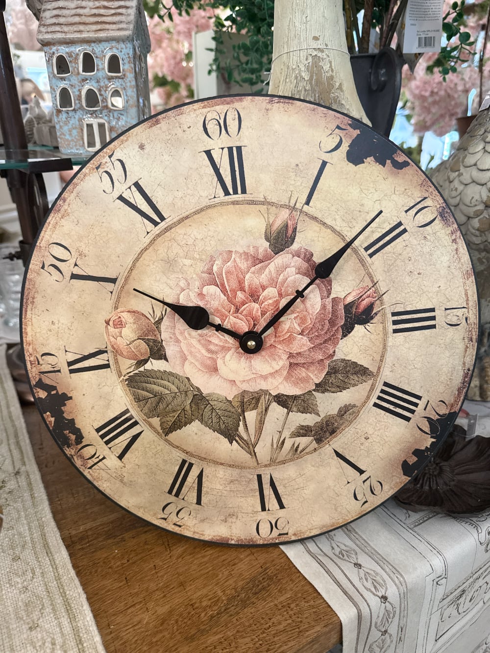 Horloge murale shabby chic avec rose ancienne rose poudré, cadran patiné style vintage et chiffres romains noirs pour décoration romantique de charme