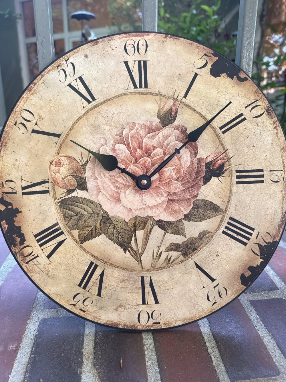 Horloge murale shabby chic avec rose ancienne rose poudré, cadran patiné style vintage et chiffres romains noirs pour décoration romantique de charme