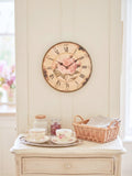 Horloge murale shabby chic avec rose ancienne rose poudré, cadran patiné style vintage et chiffres romains noirs pour décoration romantique de charme