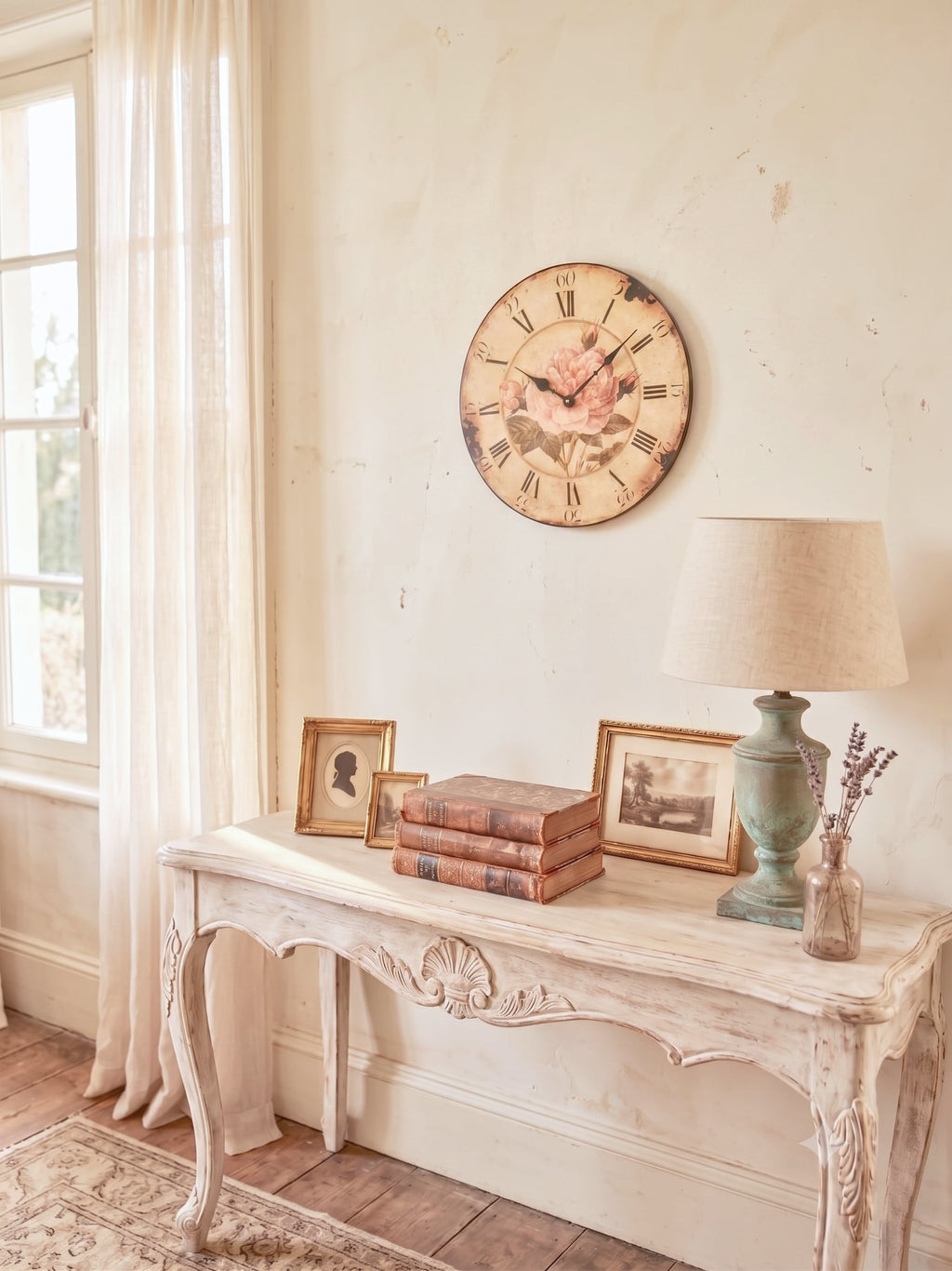 Horloge murale shabby chic avec rose ancienne rose poudré, cadran patiné style vintage et chiffres romains noirs pour décoration romantique de charme