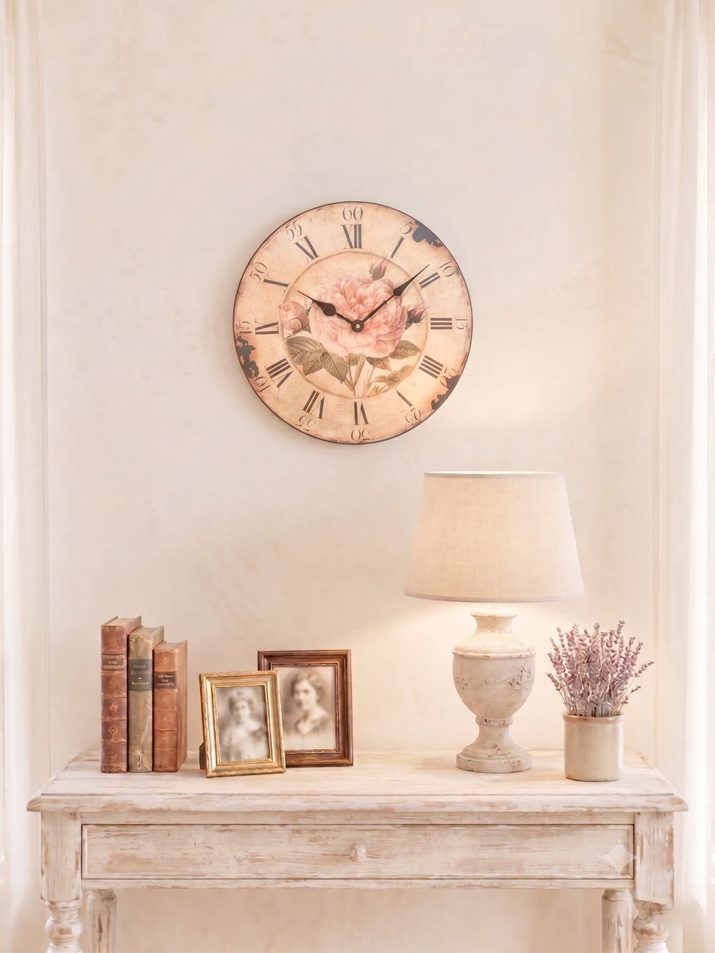 Horloge murale shabby chic avec rose ancienne rose poudré, cadran patiné style vintage et chiffres romains noirs pour décoration romantique de charme