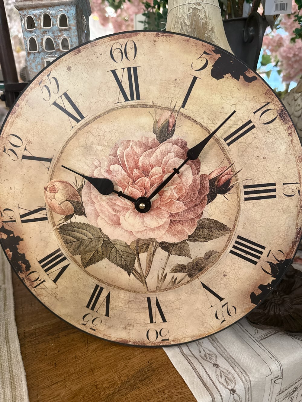Horloge murale shabby chic avec rose ancienne rose poudré, cadran patiné style vintage et chiffres romains noirs pour décoration romantique de charme
