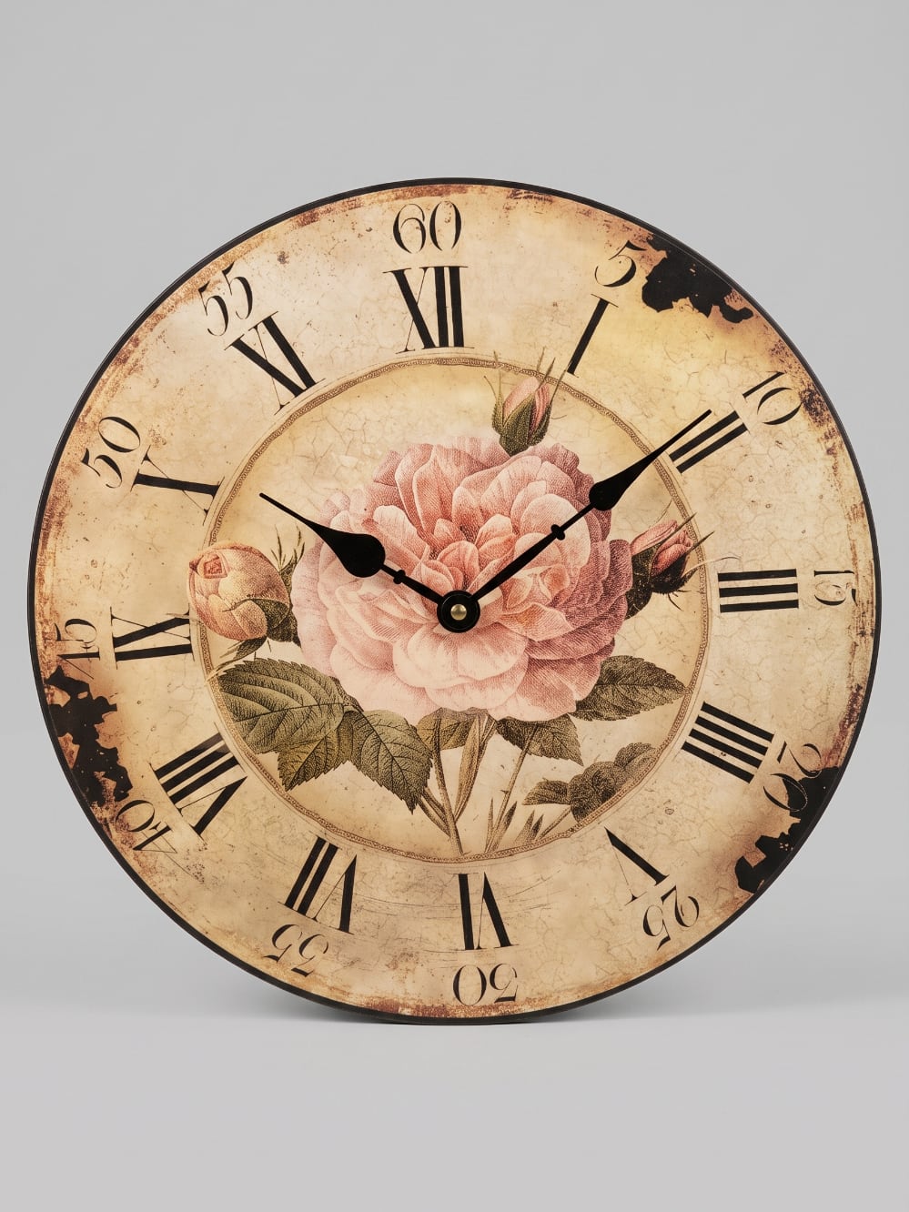 Horloge murale shabby chic avec rose ancienne rose poudré, cadran patiné style vintage et chiffres romains noirs pour décoration romantique de charme