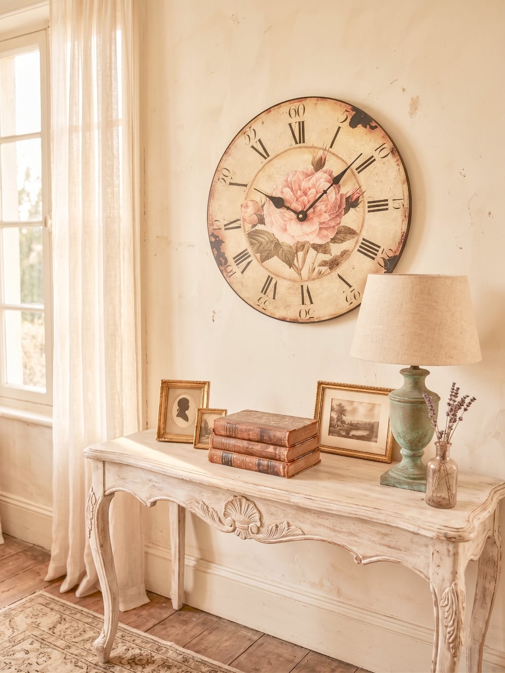 Horloge murale shabby chic avec rose ancienne rose poudré, cadran patiné style vintage et chiffres romains noirs pour décoration romantique de charme