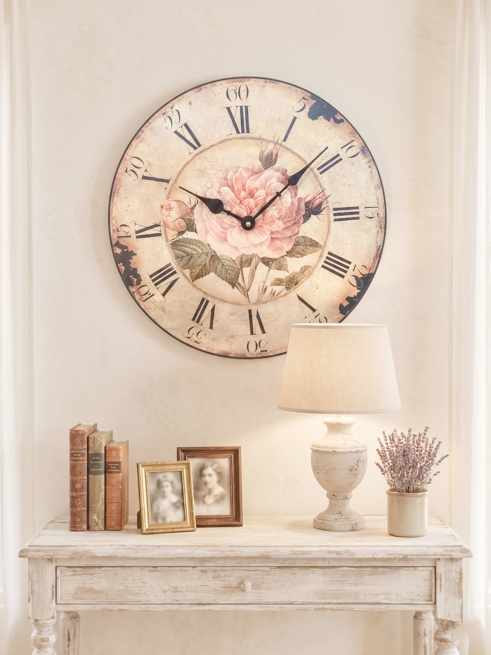  Horloge murale shabby chic avec rose ancienne rose poudré, cadran patiné style vintage et chiffres romains noirs pour décoration romantique de charme