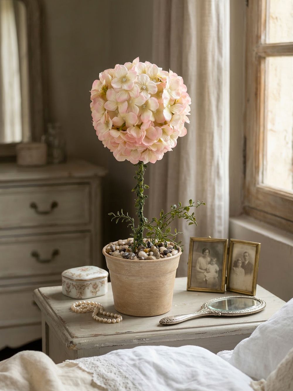 Hortensia sur tige artificiel rose poudré et crème en pot, décoration romantique shabby chic au charme poétique pour intérieur raffiné