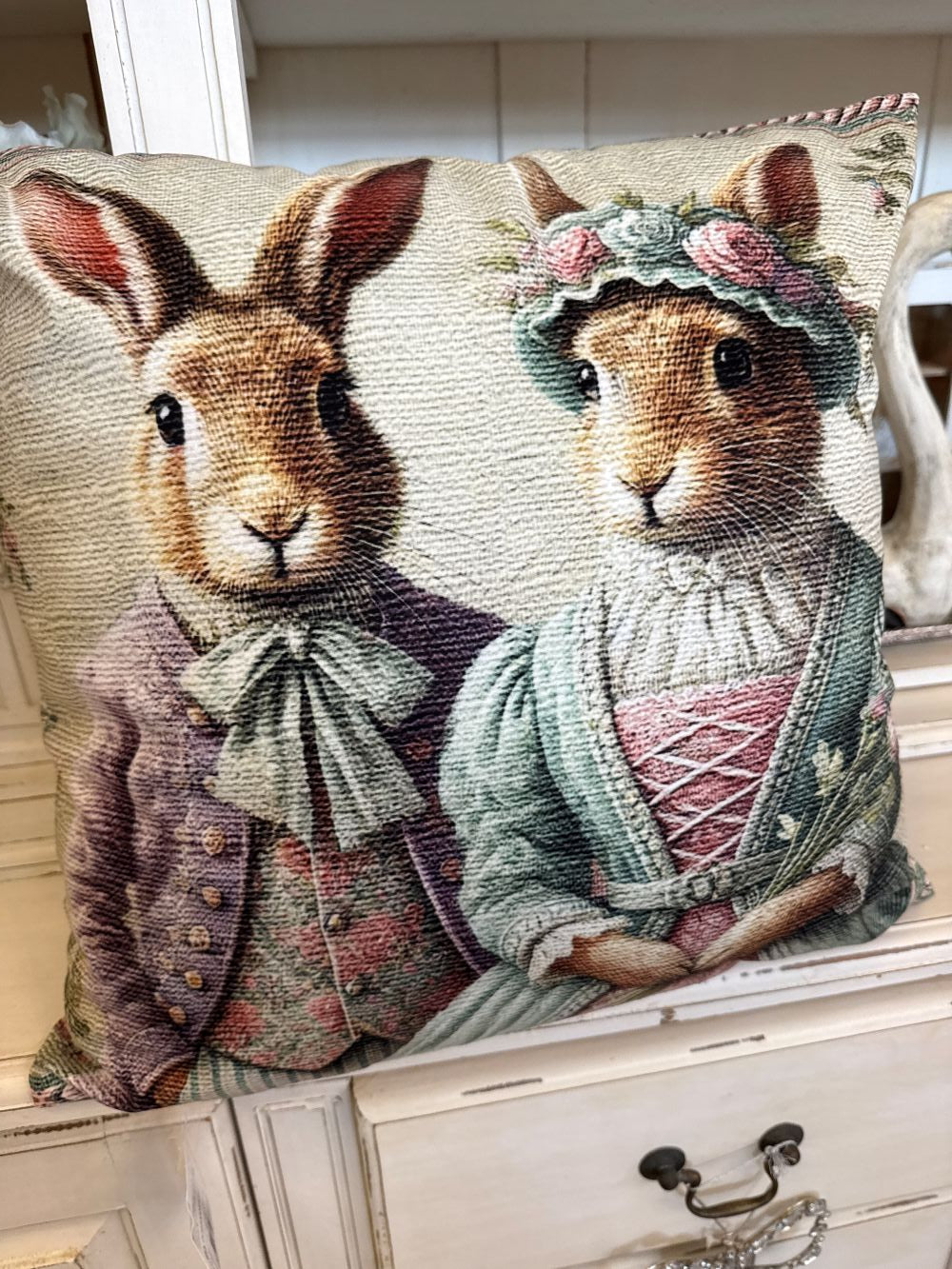 Housse de coussin en velours 45x45 cm avec motif Lapins Précieux habillés, tons beige vert sauge et rose poudré, style shabby chic et décoration poétique féérique