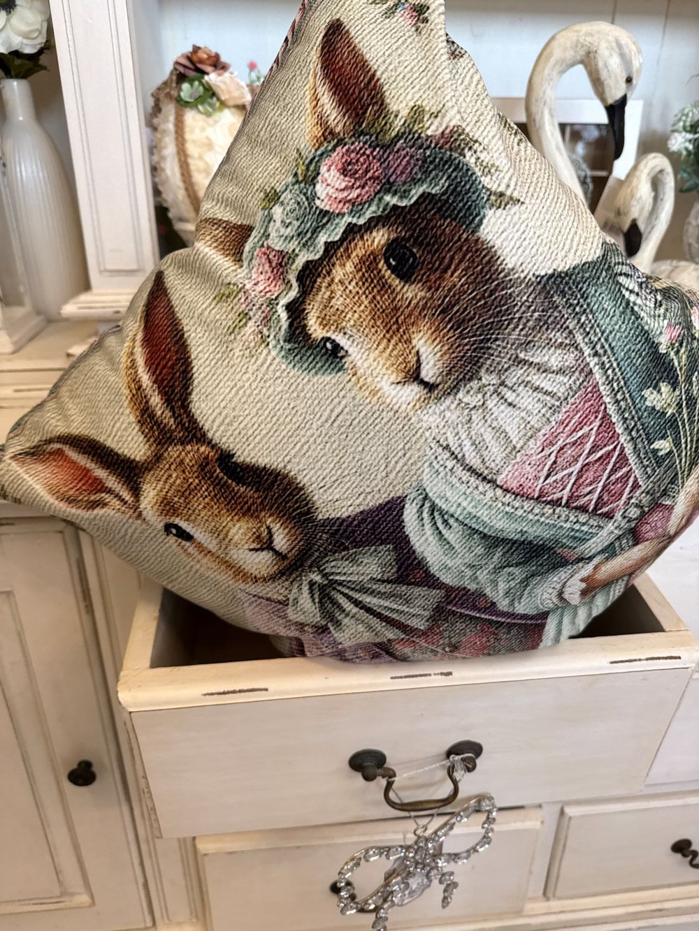 Housse de coussin en velours 45x45 cm avec motif Lapins Précieux habillés, tons beige vert sauge et rose poudré, style shabby chic et décoration poétique féérique