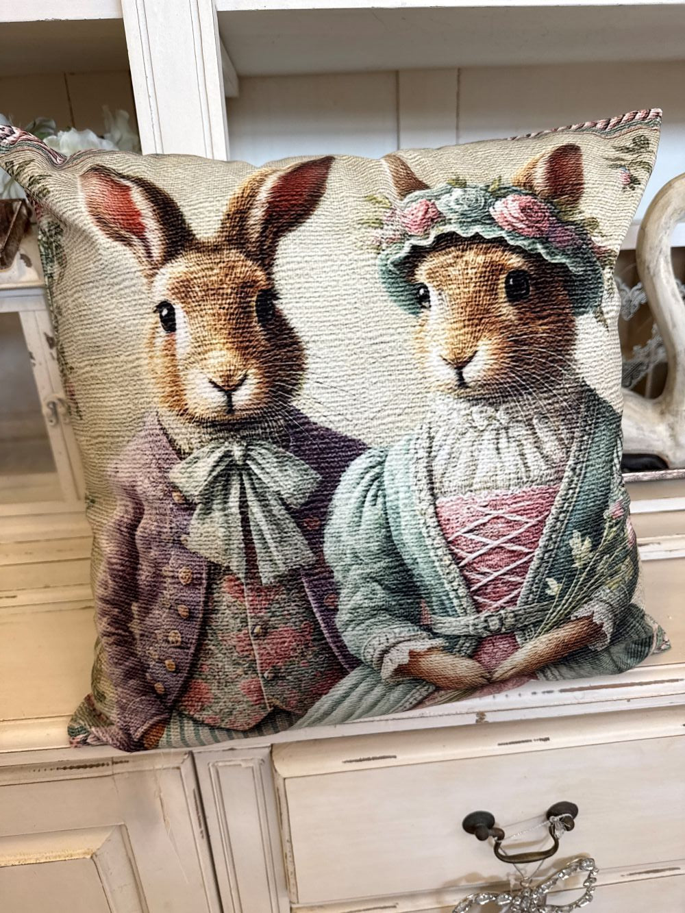 Housse de coussin en velours 45x45 cm avec motif Lapins Précieux habillés, tons beige vert sauge et rose poudré, style shabby chic et décoration poétique féérique