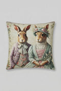 Housse de coussin en velours 45x45 cm avec motif Lapins Précieux habillés, tons beige vert sauge et rose poudré, style shabby chic et décoration poétique féérique