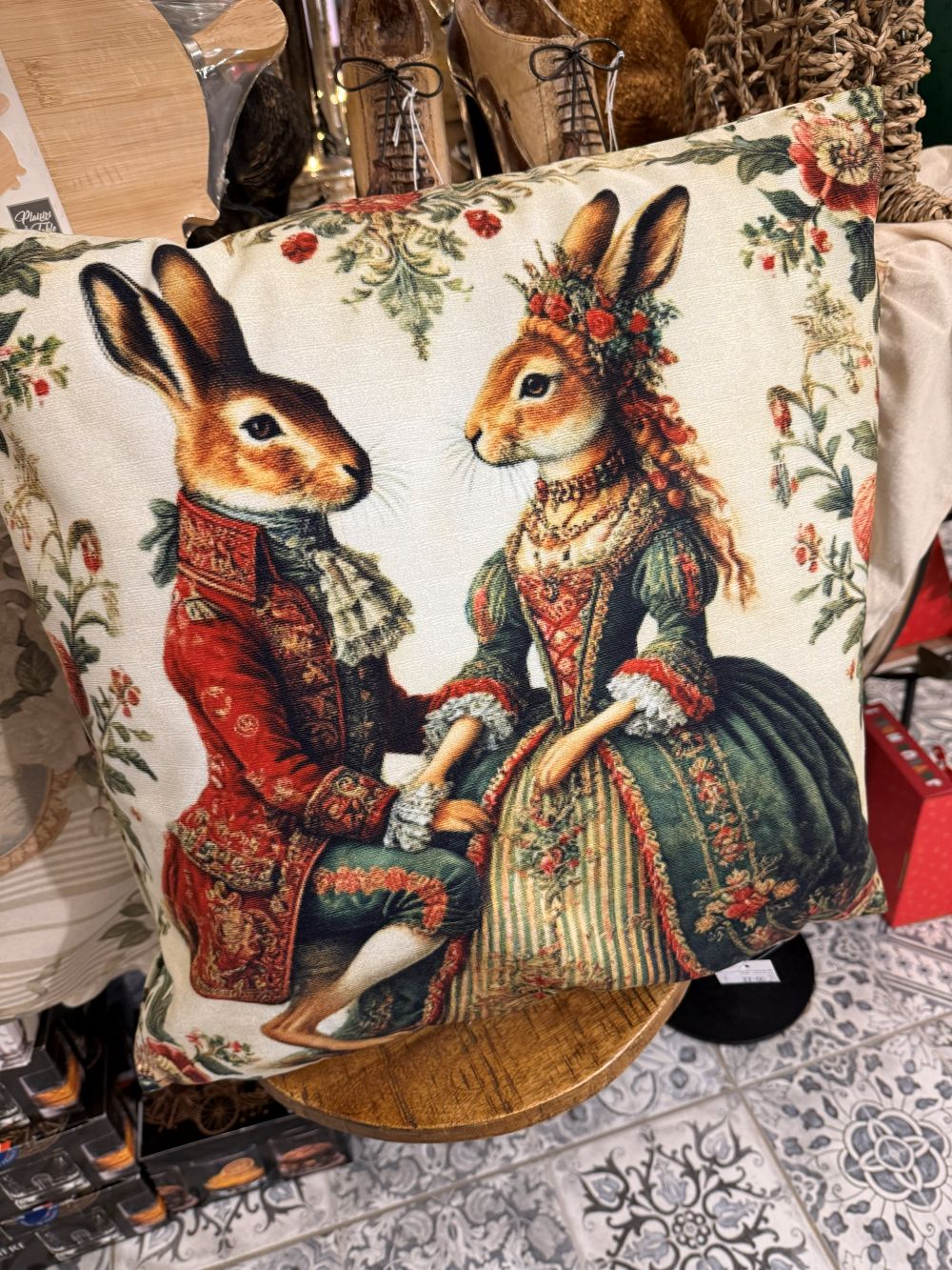 Housse de coussin décorative 45x45 cm, couple de lapins élégants XVIIIe, tons écru rouge et vert, style romantique shabby chic, housse vendue sans garnissage