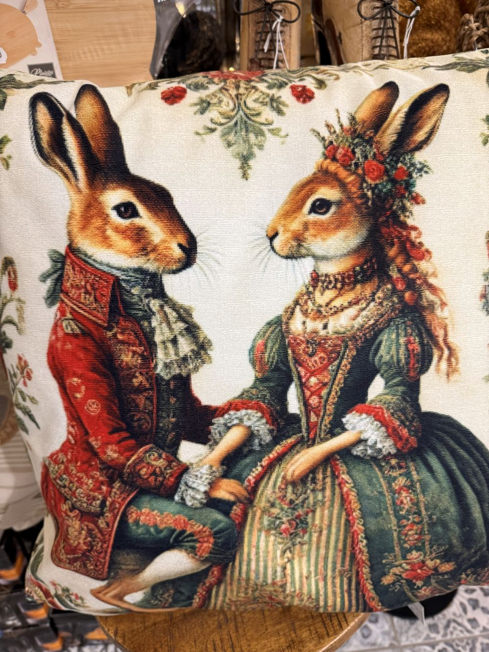 Housse de coussin décorative 45x45 cm, couple de lapins élégants XVIIIe, tons écru rouge et vert, style romantique shabby chic, housse vendue sans garnissage